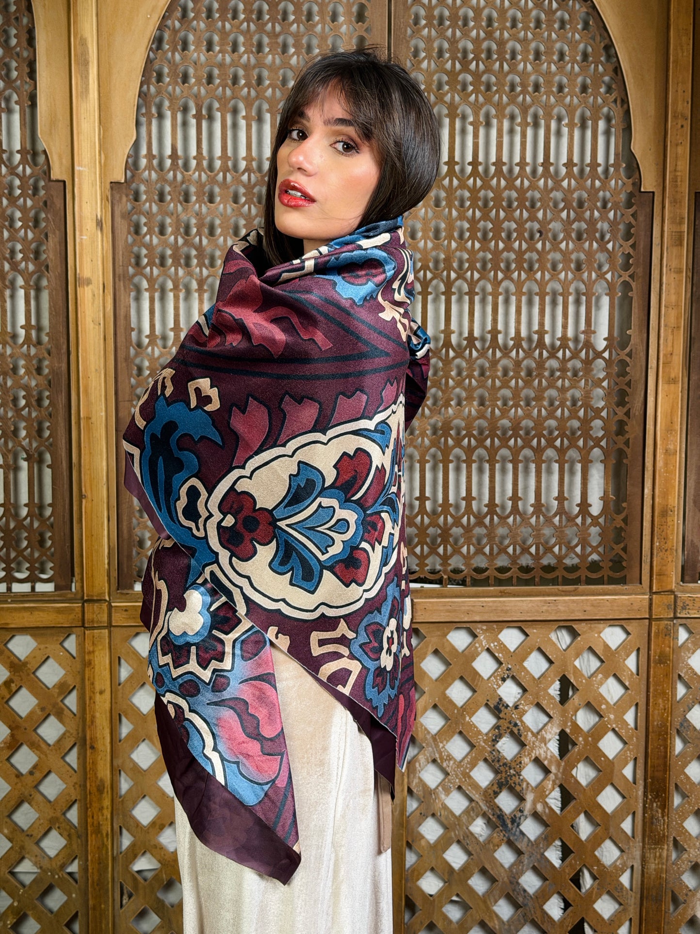 Moonveil squared velvet scarf in Burgundy