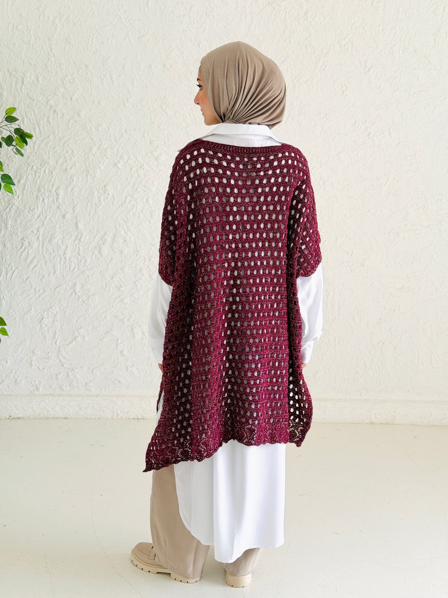Shimmer Crochet Kimono Vest In Maroon