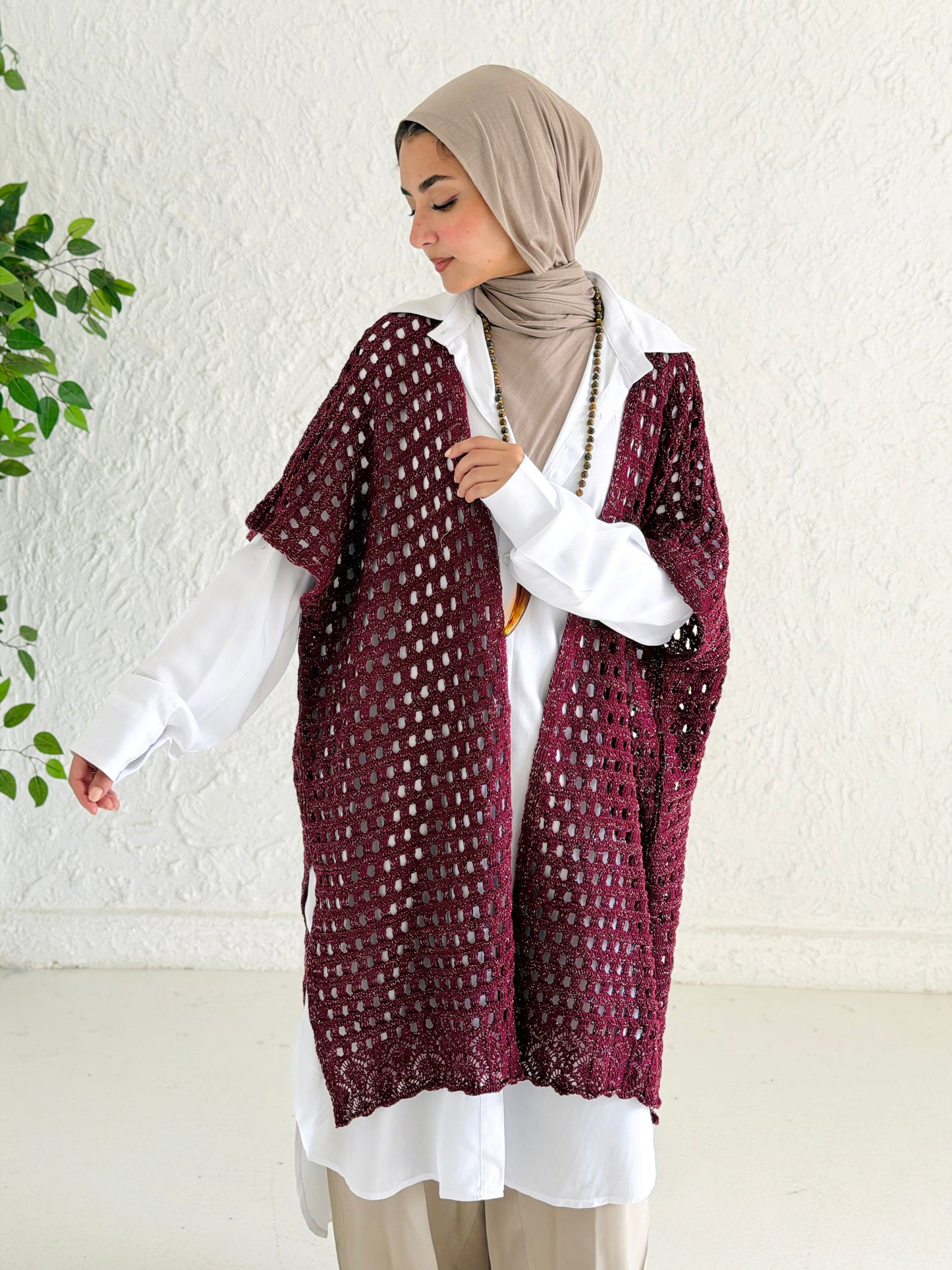 Shimmer Crochet Kimono Vest In Maroon