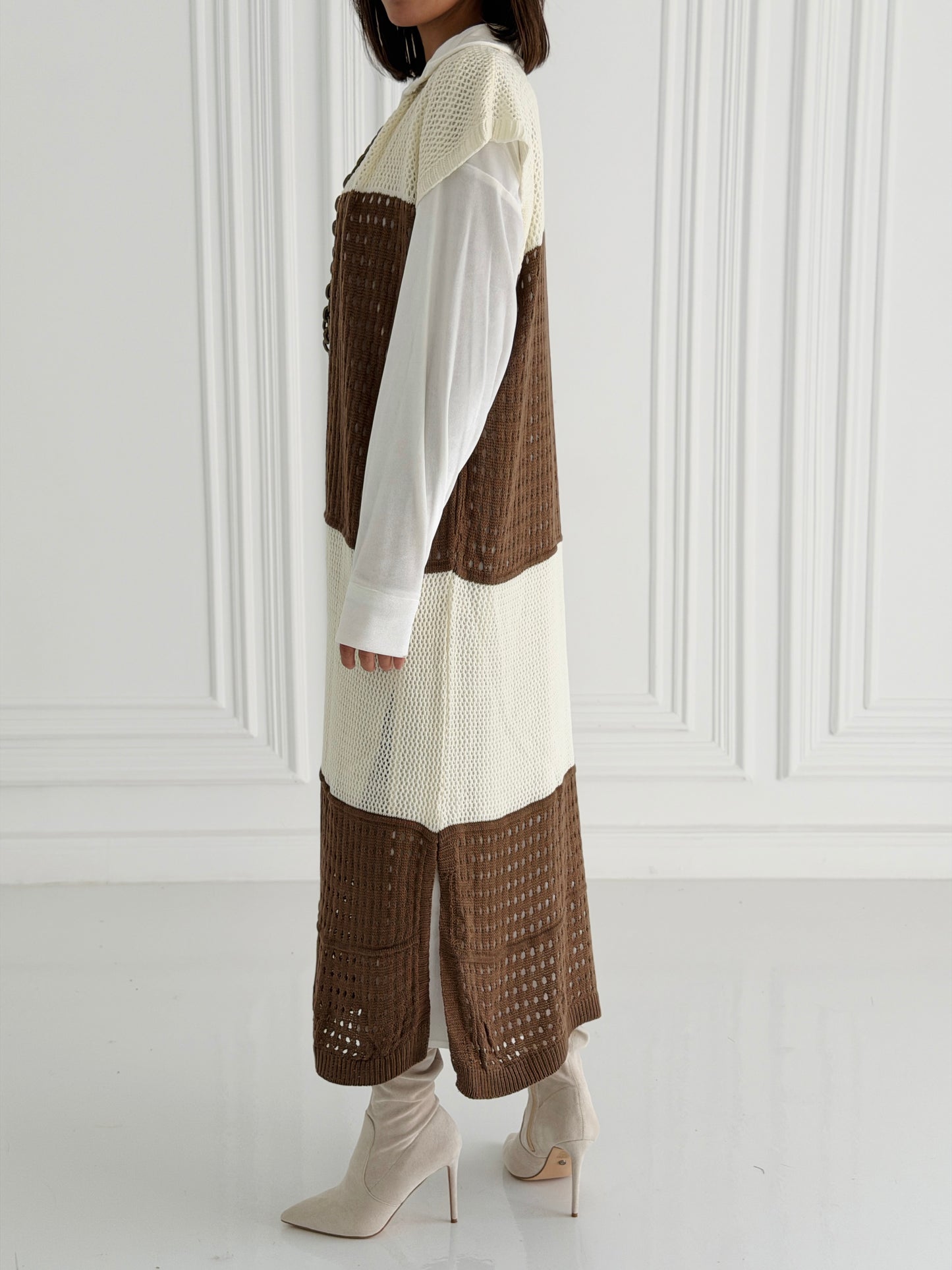 Dual Essence Knit Vest In Brown