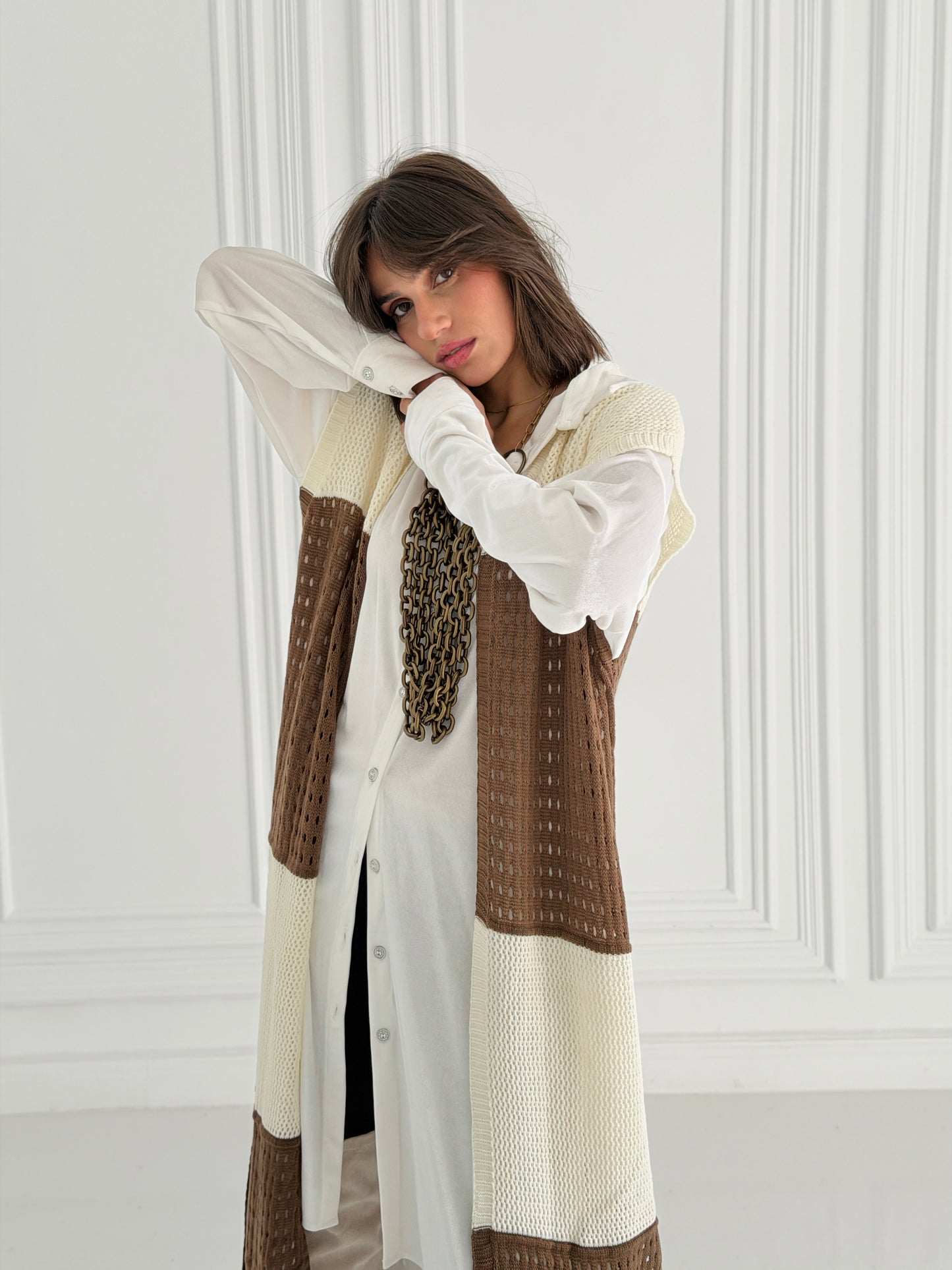 Dual Essence Knit Vest In Brown