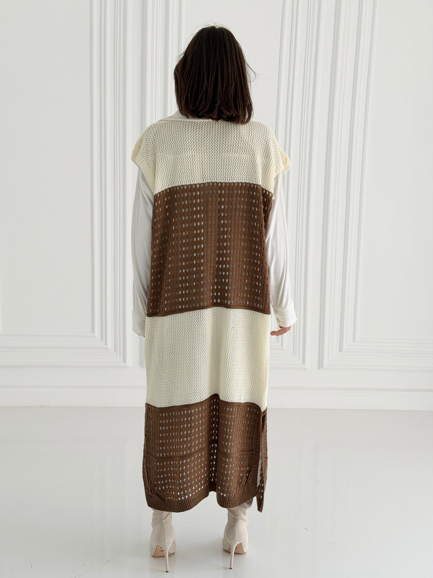 Dual Essence Knit Vest In Brown